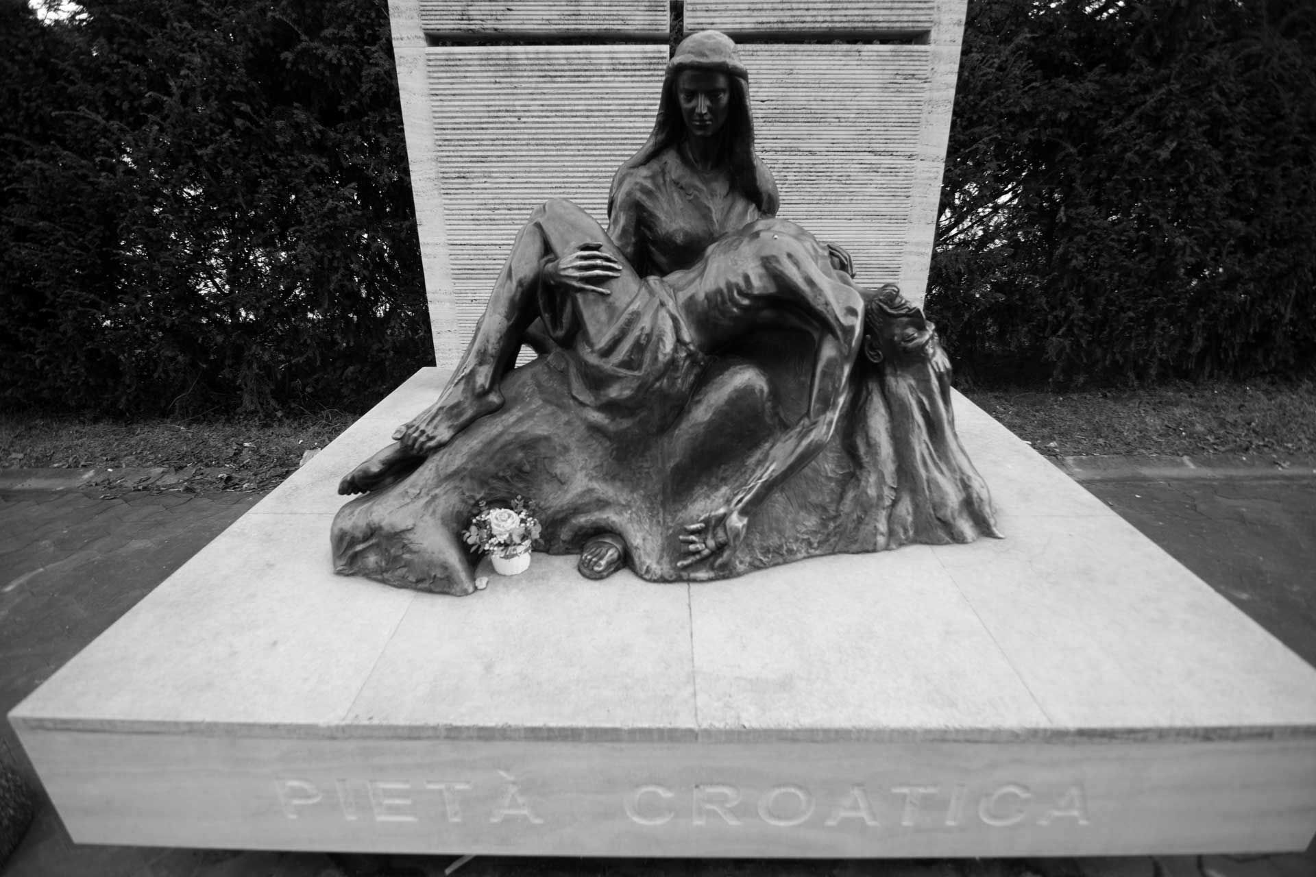 Sveta Mati Slobode - Pietà Croatica